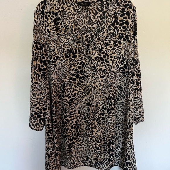 Woman’s Large Leopard top (22” p 2 p) - Picture 3 of 5